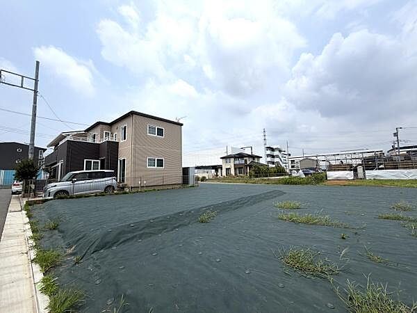 開放感のある角地に位置しており周囲には住宅が並んでいます。建物の外観はシンプルで落ち着いた雰囲気です。道路に面しており陽当たりを感じられる立地です。近隣には住宅や施設が確認できます。