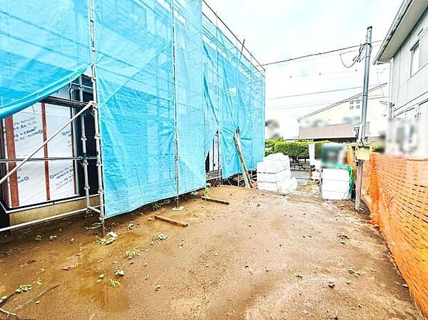 ゆとりある敷地スペースが確保されておりメンテナンスや作業もスムーズに行えます。建築現場の様子を確認できるので進捗状況も把握しやすいです。資材置き場もしっかり確保されています。