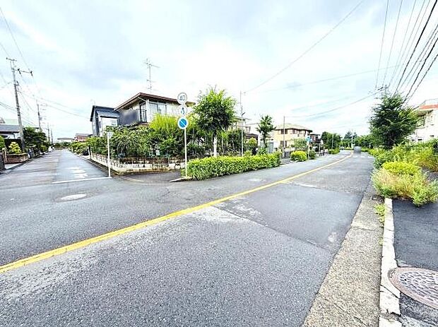 前面道路は幅員が広く車の出入りがしやすい印象です。周囲は住宅が整然と建ち並び街並みが明るい雰囲気です。歩道も整備されているため移動もスムーズにできます。ゆったりとした道路環境が魅力です。