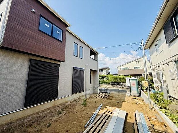 シンプルな外観デザインが印象的です。各窓にシャッターが備え付けられており安心感があります。敷地内に広がるスペースは多様な用途に活用できます。周囲は落ち着いた住宅街の環境です。
