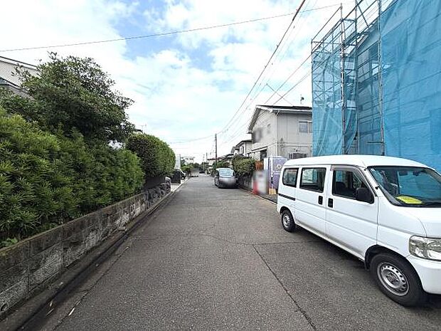 前面道路はゆったりとした幅で車の出入りがしやすい印象です。住宅が立ち並ぶ落ち着いた街並みが見られます。見通しもよくお車での利用にも安心感があります。周囲には緑もあり街の雰囲気が感じ取れます。