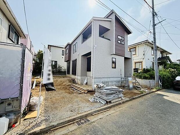 落ち着いた住宅街の一角に位置し前面道路も広く見通しが確保されています。現地はゆとりある敷地で建物の外観がしっかり確認できます。車の出入りもスムーズに行える印象です。周辺も静かな環境です。