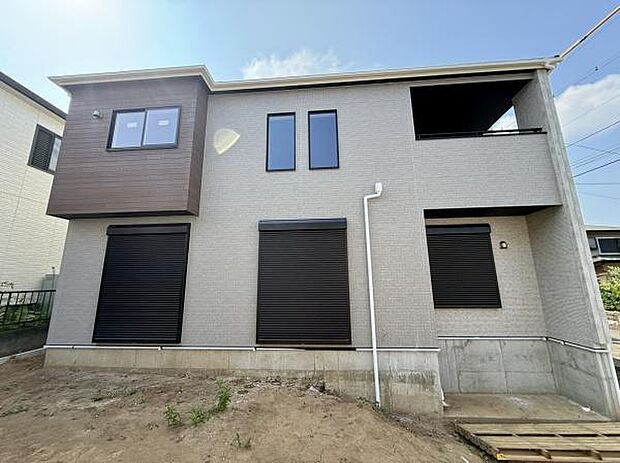 シンプルな外観デザインが印象的な建物です。大きな窓が設けられており外観にアクセントを加えています。新しい建物ならではの清潔感が感じられます。前面道路からのアクセスもスムーズです。