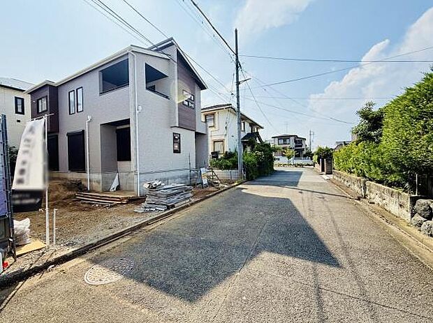 角地に位置した住戸で開放感があります。周辺道路は幅もあり車の出入りもスムーズです。新築ならではの清潔感がある外観です。落ち着いた住宅街の一画に建っています。陽当たりの良さが感じられます。