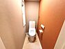 トイレ：明るい照明とアクセントクロスが特徴的なトイレです。窓があり換気にも配慮されています。すっきりとしたデザインで清潔感があります。ペーパーホルダーやリモコンの配置もわかりやすく使いやすさを感じる空間です。