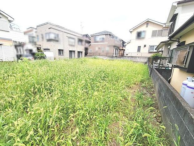 住宅が立ち並ぶ落ち着いたエリアに位置しています。日当たりの良い現地土地写真です。周辺は戸建てが多く穏やかな街並みが広がります。敷地も広くさまざまな用途に利用できます。