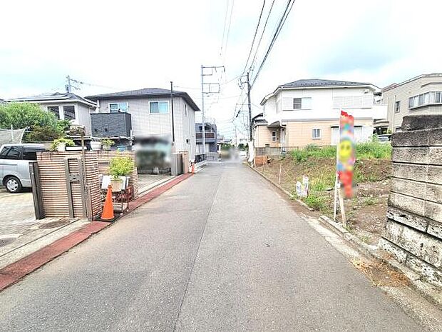 前面道路は幅があり車の出入りがしやすい環境です。周囲には住宅が建ち並びすっきりとした雰囲気があります。道路沿いは整備されており歩行も安心です。生垣や植栽が施され周辺環境が整っています。