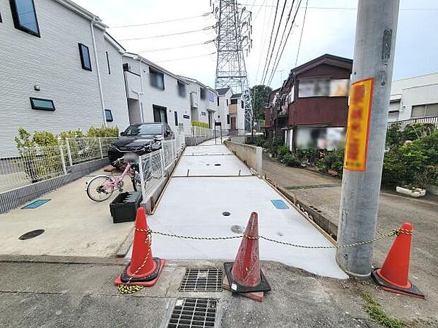 前面道路は幅員があり車の出入りに配慮されています。周囲は住宅が整然と並び落ち着いた街並みです。道路は舗装されており歩行や車両の通行がしやすい環境です。電柱や配線も整備されインフラがしっかりしています。