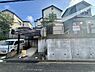 その他：現地写真にて建物全体とカースペースがしっかり確認できます。前面道路の広さや雰囲気も分かりやすいです。高低差のある敷地でプライバシーも保たれています。外観や周辺環境の様子が一目で把握できます。