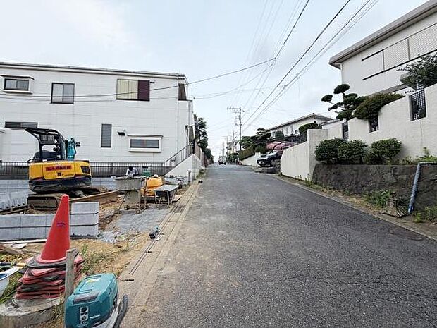 前面道路は広々とした印象で車の出入りもスムーズに行えます。周辺は住宅が整然と並び落ち着いた雰囲気が感じられます。歩道も十分な幅が確保されており快適な通行が可能です。