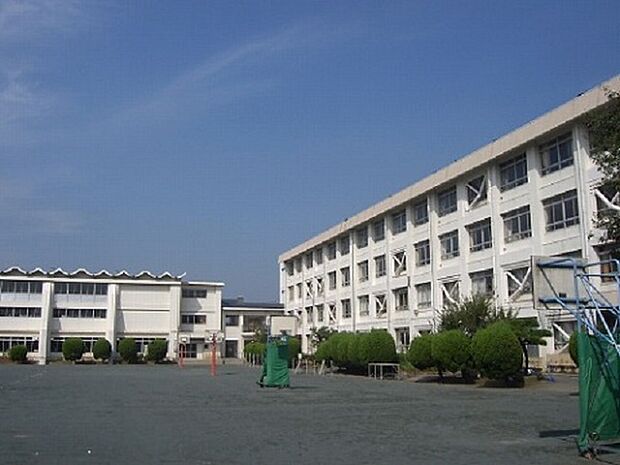 大越小学校まで358m