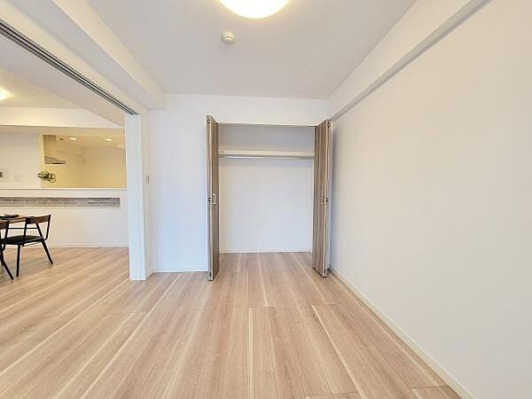 扉付きの収納スペースがあり洋室と調和したシンプルなデザインです。住空間をすっきり見せることができます。ナチュラルカラーの床材で落ち着いた雰囲気です。全体的に明るい印象の室内となっています。