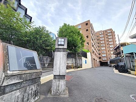 落ち着いた雰囲気の外観が印象的です。敷地内には植栽が施され穏やかな印象を与えます。ゆったりとしたアプローチが特徴的で開放感があります。建物はしっかりとした造りで安心感があります。