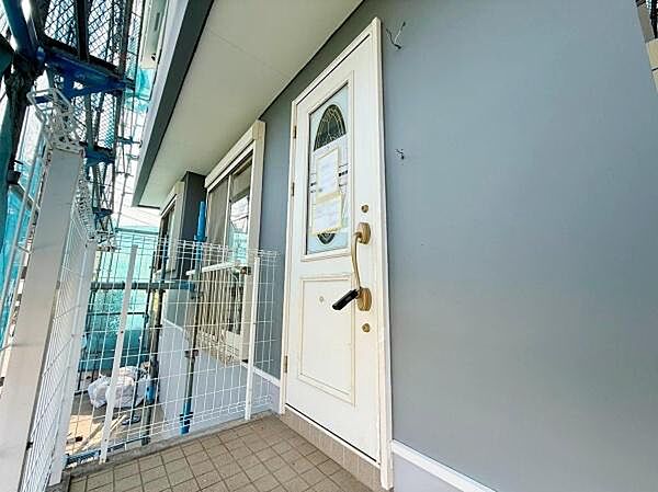 白を基調とした玄関ドアが印象的でスタイリッシュな外観となっています。広々とした前スペースがあり荷物の出し入れもスムーズです。フェンス付きでプライバシーへの配慮もされています。
