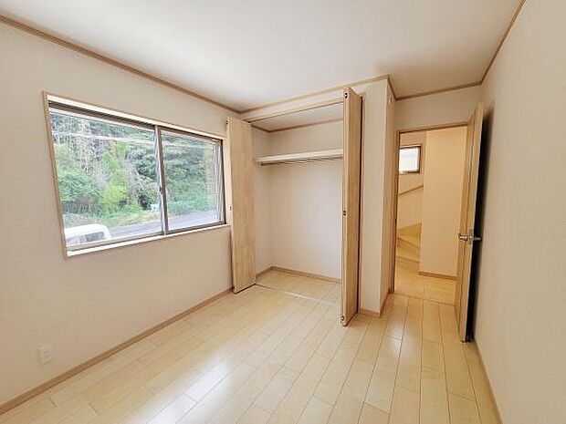 窓からの自然光がたっぷり入る明るいお部屋です。壁一面の収納スペースがあり荷物をすっきりとまとめられます。シンプルな内装でお好みのレイアウトが可能です。