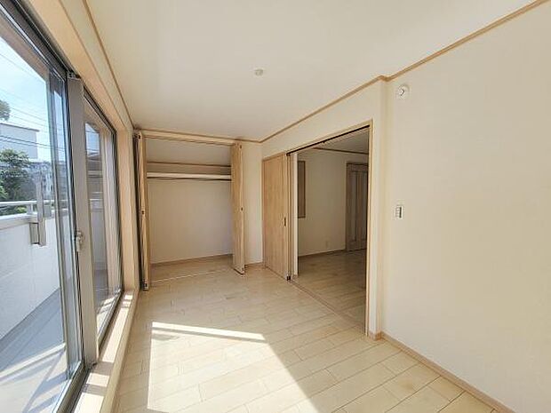窓から明るい光が差し込む収納付きのお部屋です。奥行きのあるクローゼットは使い勝手が良く衣類や小物の整理整頓がしやすい造りです。スライドドアが設置されているため空間を有効に活用できます。