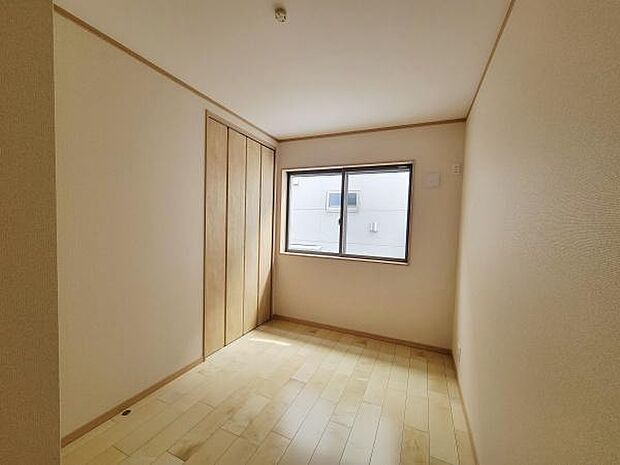 明るい光が差し込む洋室です。シンプルな形状で使いやすい空間となっています。窓から自然光が入るため日中は室内がしっかり明るく保たれます。収納スペースも備わっており整理整頓に役立ちます。