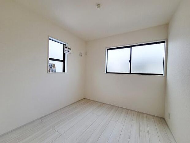 白を基調とした明るい空間が広がるお部屋です。窓が二面に設けられているため自然光がたっぷり入ります。シンプルな内装で家具の配置も自由自在です。清潔感のある印象が特徴です。