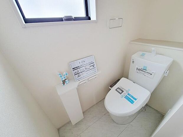 明るい空間に配置されたトイレは清潔感のあるホワイトを基調としています。窓から自然光が差し込み換気も十分に行えます。壁付けのペーパーホルダーやリモコンパネルも整理されており快適にご利用いただけます。