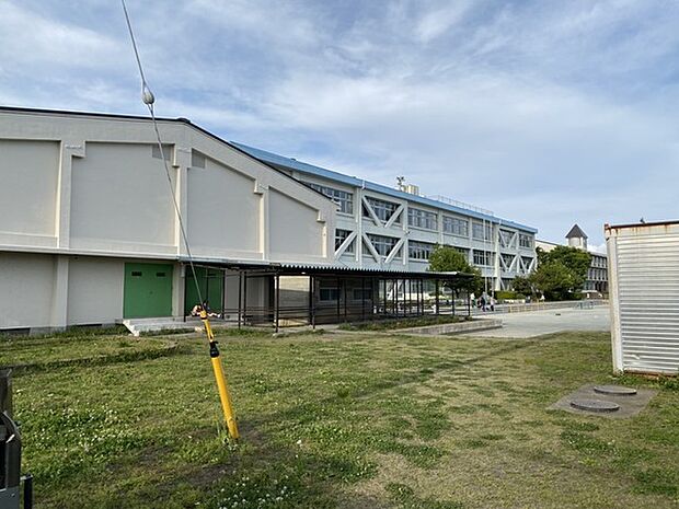 長後中学校まで1600m