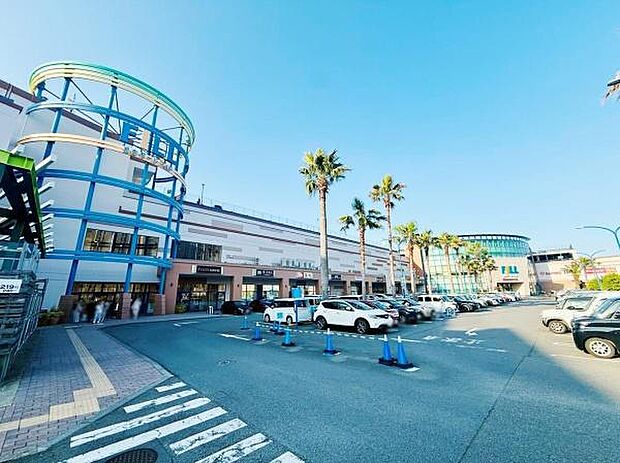 湘南モールFILLまで871m、1階と2階に分かれた広いフロアに、様々な専門店、レストラン、フードコート、アミューズメントなど盛りだくさんな商業施設。