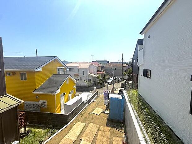 開放感のある眺望が特徴的です。周囲の住宅も整然と並び明るい街並みが広がっています。日当たりの良さを感じることができます。閑静な環境が魅力の一つです。敷地の形状が分かりやすく確認できます。
