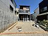 その他：モダンな外観が洗練された印象を与える住宅です。二階のバルコニーが特徴的で広々とした開放感が感じられます。落ち着いたダークトーンの外壁が周囲と調和しています。存在感のある三本柱が目を引くデザインです。