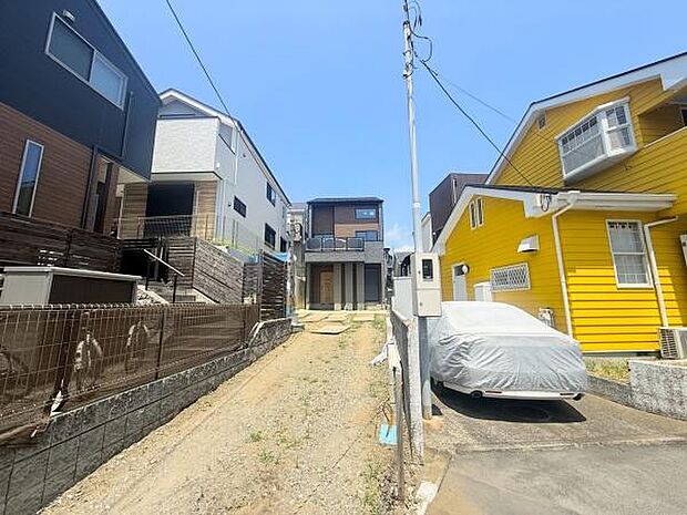 明るい外観が印象的な住宅街に位置しています。周囲には個性的なデザインの住宅が並び落ち着いた雰囲気が漂います。道路から少し奥まった位置にあるため視線が気になりにくい立地です。