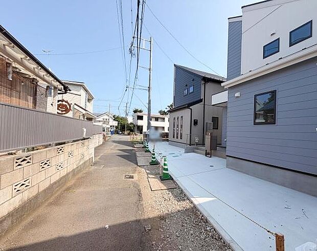 前面道路の幅員が確保されており車両の出入りもしやすい環境です。周辺には新しい住宅が立ち並びすっきりとした街並みが広がっています。住まいの周囲が見渡しやすい配置で日当たりも感じられます。