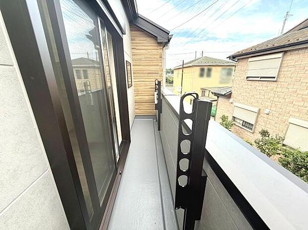 開放感ある眺望が広がるバルコニーです。しっかりとした手すりで安全面にも配慮されています。室内からのアクセスもスムーズで使い勝手の良さが特長です。周囲の住宅との距離感も確保されています。