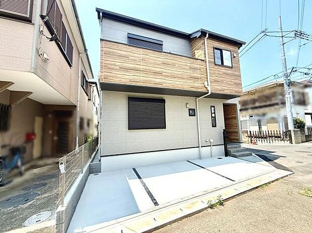 シンプルな外観が特徴的な建物です。駐車スペースがしっかりと確保されています。前面道路も広く車の出し入れがしやすいです。周囲の住宅とも適度な距離感があります。