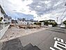 その他：前面道路の幅が広く車の出し入れに便利な現地写真です。周辺には整然とした住宅が立ち並び落ち着いた雰囲気が感じられます。敷地もゆったりと確保されているため建築計画に適した環境が整っています。