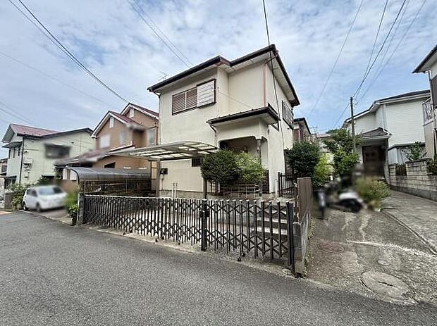 閑静な住宅街に位置する現地土地写真です。前面道路との高低差が少なく車の出し入れがスムーズに行えます。外観はメンテナンスのしやすい造りとなっております。