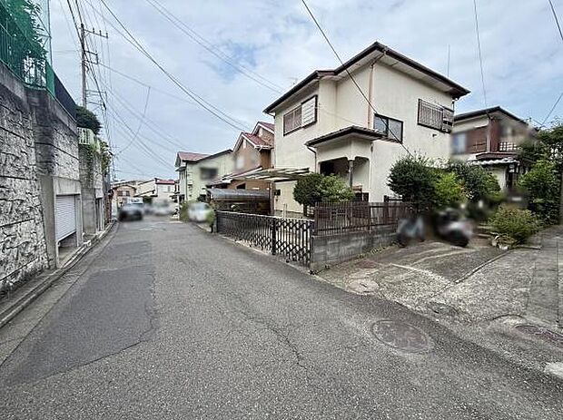前面道路が広く車の出入りもスムーズに行えます。周囲は閑静な住宅街で落ち着いた雰囲気があります。敷地の境界部分も明確で外観も整っています。電柱や配線もすっきりしているため街並みに清潔感があります。