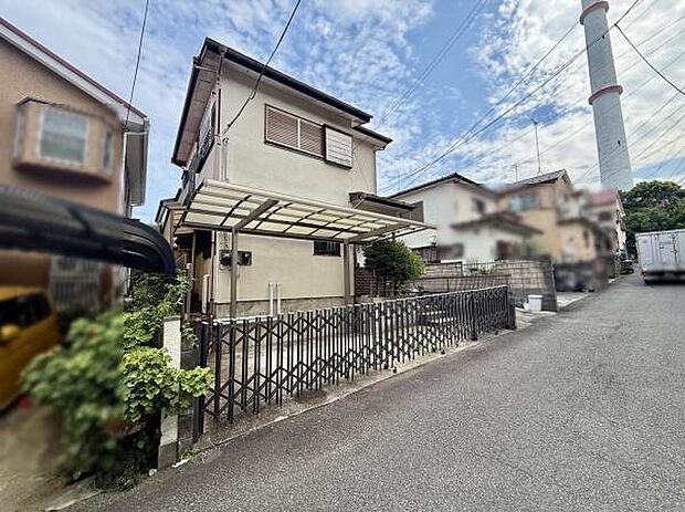 現地は落ち着いた住宅街に位置し前面道路も広めで車の出し入れがしやすい印象です。建物前にはゲート付きの駐車スペースがあります。周囲の住環境も整っており生活しやすい立地が魅力に感じられます。