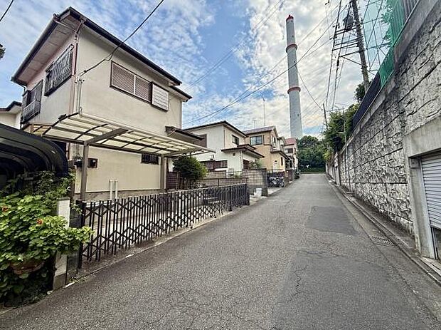 前面道路が広めに確保されており自動車の出し入れもスムーズに行えます。閑静な住宅街に位置しているため落ち着いた環境が魅力です。徒歩圏内に生活利便施設も点在しています。