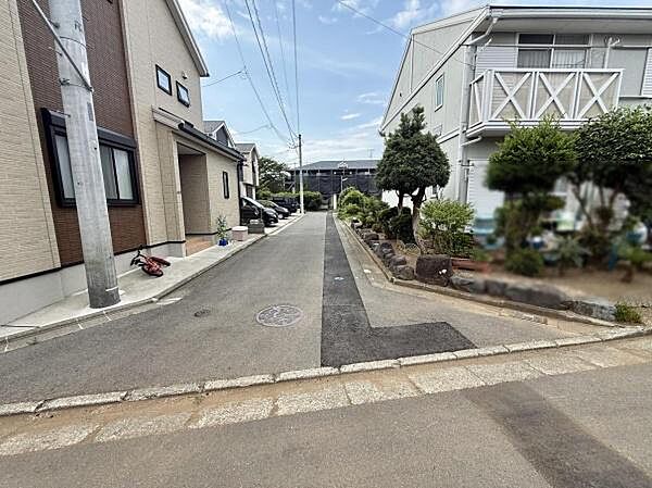 閑静な住宅街に位置しており前面道路は交通量が少なく落ち着いた雰囲気です。両側には手入れの行き届いた植栽があり清潔感があります。周囲の建物の外観も整っていて街並みがきれいです。