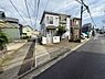 その他：前面道路が広く車の出入りがしやすい現地写真です。周辺には同様の戸建住宅が並び落ち着いた住宅街の雰囲気が感じられます。電柱や配線が整然と配置され通行にも配慮された区画となっています。