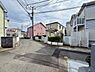 その他：現地写真では道路周辺の住環境がしっかり確認できます。ゆったりとした前面道路が通行しやすさを感じさせます。周囲は住宅が立ち並び静かなエリアの様子が伺えます。すっきりと整理された景観が特徴的です。