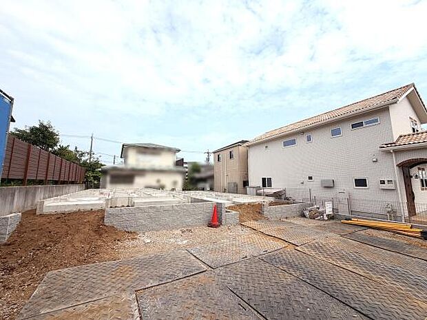 広々とした敷地が広がりゆとりある住環境が魅力です。道路からのアクセスも良好で住まいづくりに適した環境です。周囲には開放感がありますので様々なライフスタイルに対応しやすい立地となっています。