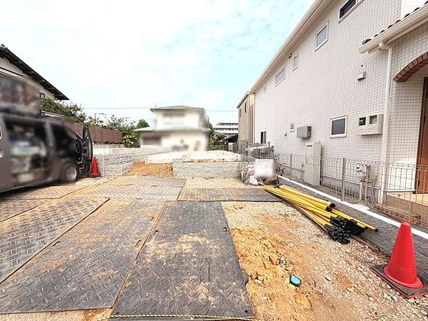 敷地の前面道路が広く開放感があります。車両の出入りがしやすい配置です。周囲にゆとりがあり整った街並がうかがえます。現地の状態や前面道路の様子が分かりやすい写真です。