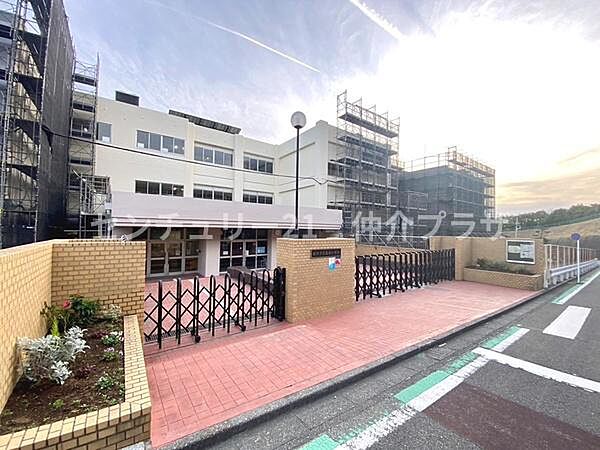 高谷小学校2まで1140m、『地域・社会で生きる子を育てる　～つむぎ　育てる～』めざす子ども像　よく考える子進んでする子思いやりのある子健康な子