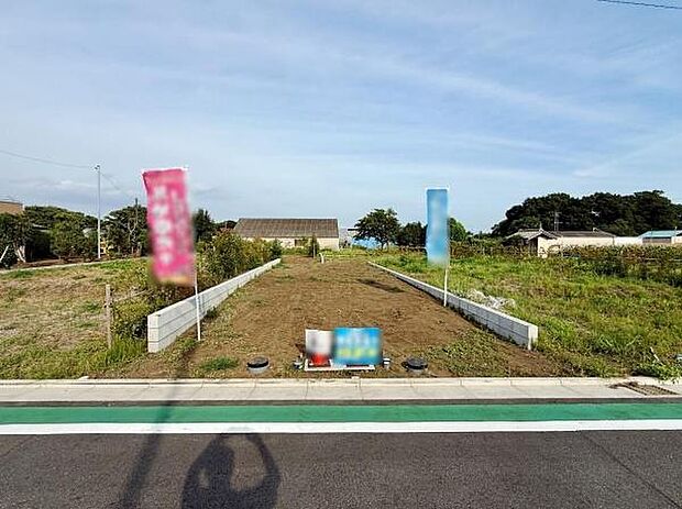 広々とした敷地が特徴的な外観です。前面道路がしっかり整備されており見晴らしの良さが印象的です。両サイドには緑が広がっており開放的な雰囲気を感じられます。
