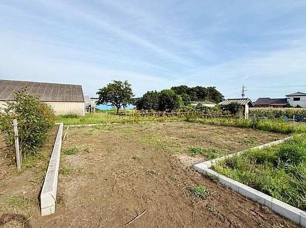 現地土地写真は広々とした敷地が特徴です。周囲に緑が多く開放感が感じられます。平坦な地形で使いやすい区画です。ゆとりある空間が魅力となっています。道路への接道も良好です。
