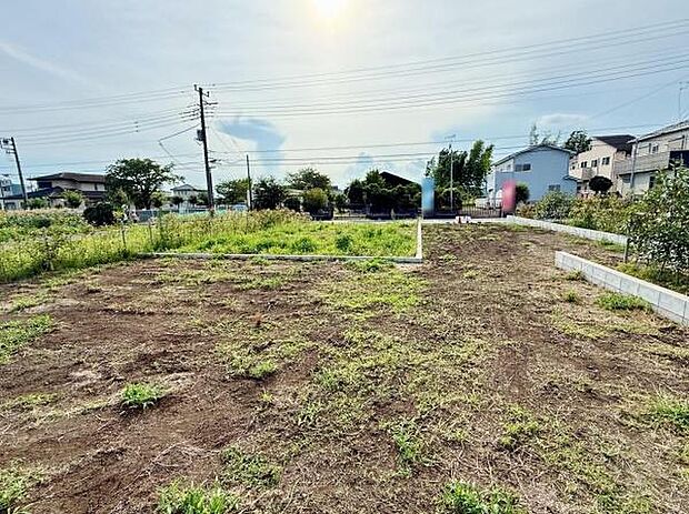 開放感のある現地土地写真です。周囲は住宅が点在し落ち着いた印象を受けます。敷地は整形されており使いやすい形状となっています。日当たりが期待できる環境も魅力です。周辺は緑が感じられる空間です。