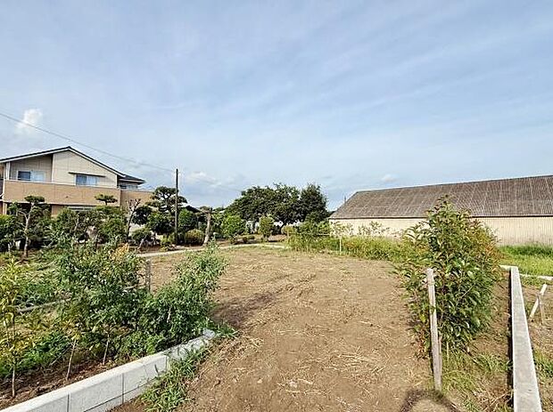 開放感のある現地土地写真です。周囲に建物が少なく明るい日差しが差し込みます。整った敷地で広さを感じられる印象です。現況もご覧いただけます。