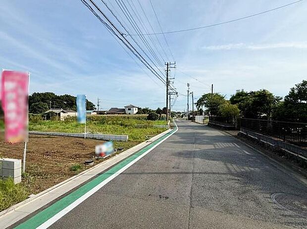 現地は前面道路が広く車の通行もスムーズに行えます。周囲には緑が多く開放感を感じる環境です。道路沿いには電線も整備され周辺施設へのアクセスも便利です。静かな住宅街の一角に位置しています。
