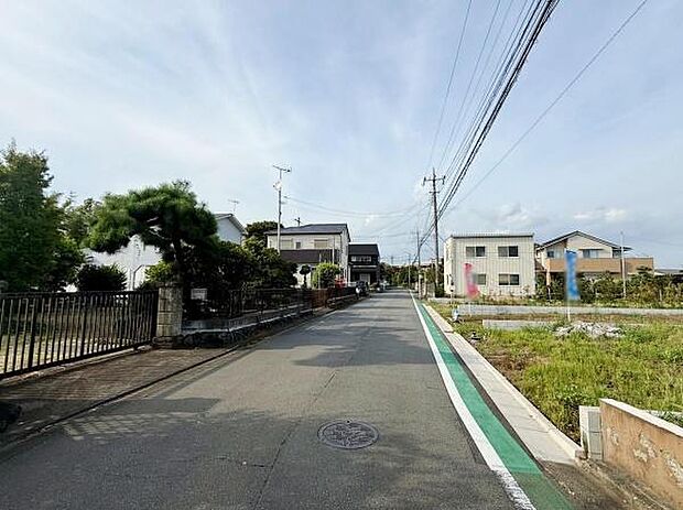 前面道路は幅が広く車の出し入れがしやすい印象です。周辺は整然とした住宅が建ち並び開放感があります。舗装もしっかりとされているため安心してご利用いただけます。