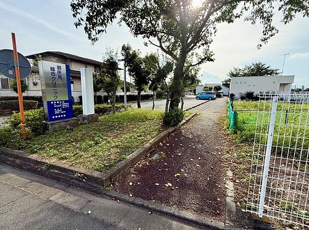 現地は整備された歩道と植栽が広がり周囲も落ち着いた雰囲気です。道路からのアクセスもわかりやすく視認性に優れています。駐車場や案内看板も設置されており快適にご利用いただけます。