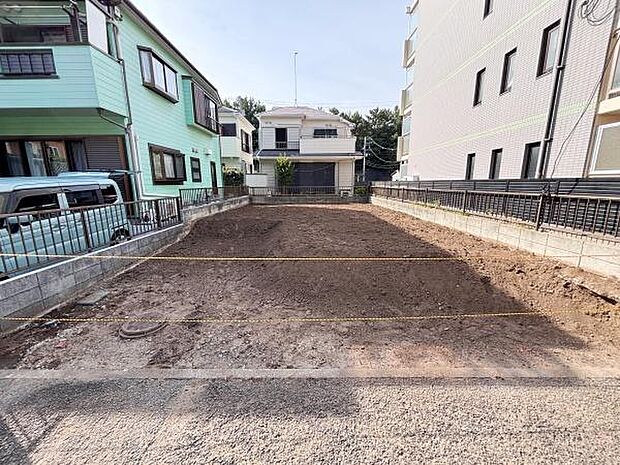 整形地のため建築プランも考えやすい土地です。両隣に住宅が完成しており周囲の雰囲気も把握しやすいのが特長です。現地土地写真からも陽当たりの良さが伝わります。道路からフラットな区画で利用しやすいです。